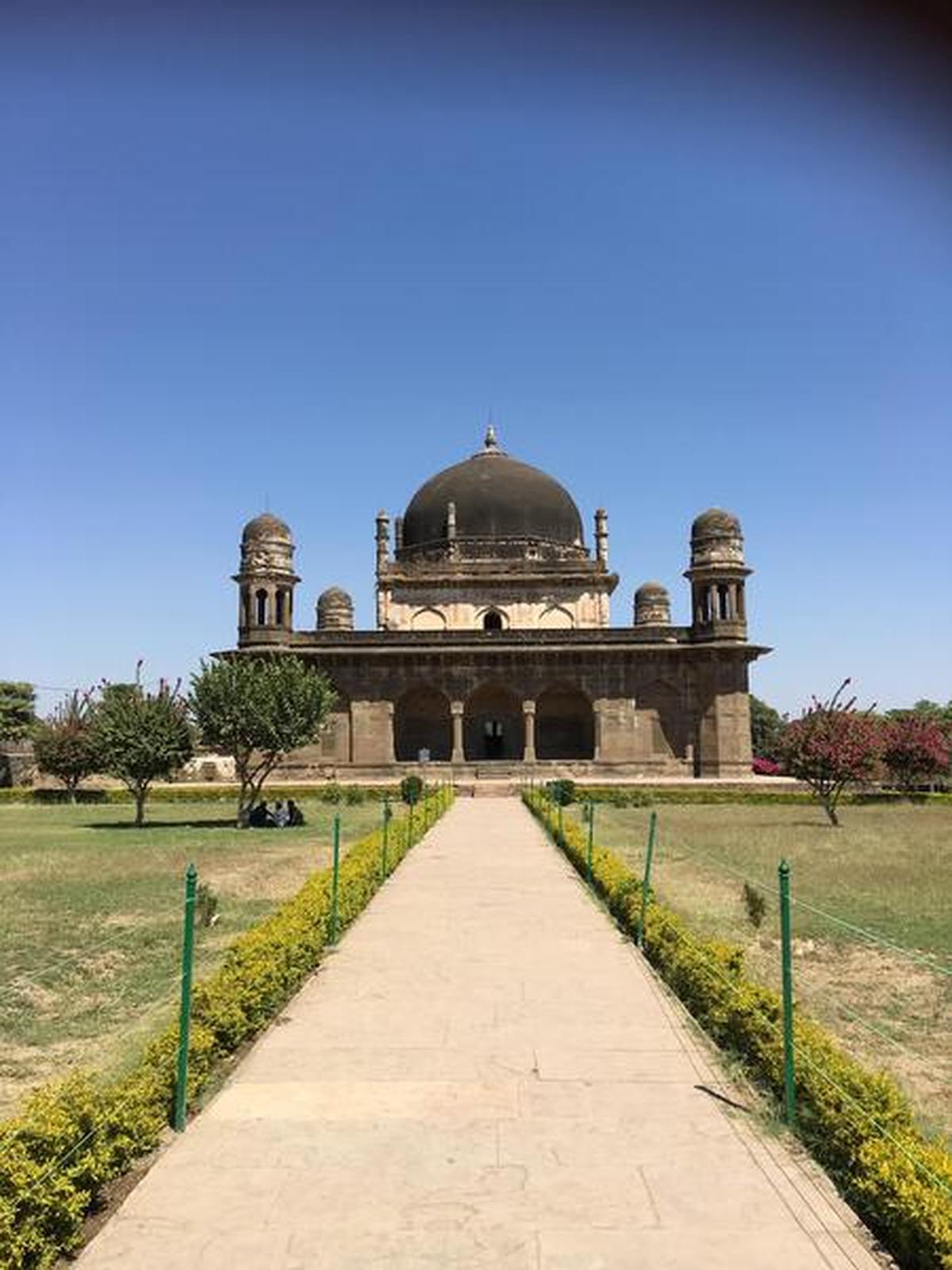 Home Life and death in Burhanpur